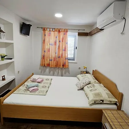 17 * Makarska