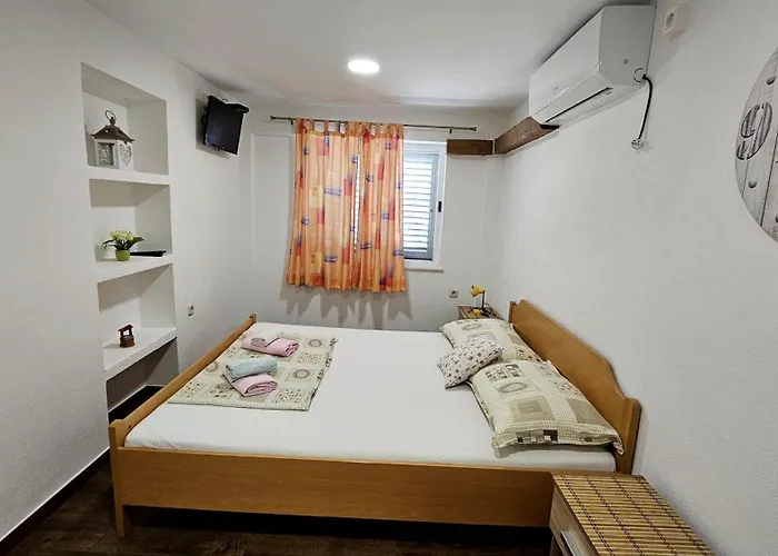17 * Makarska